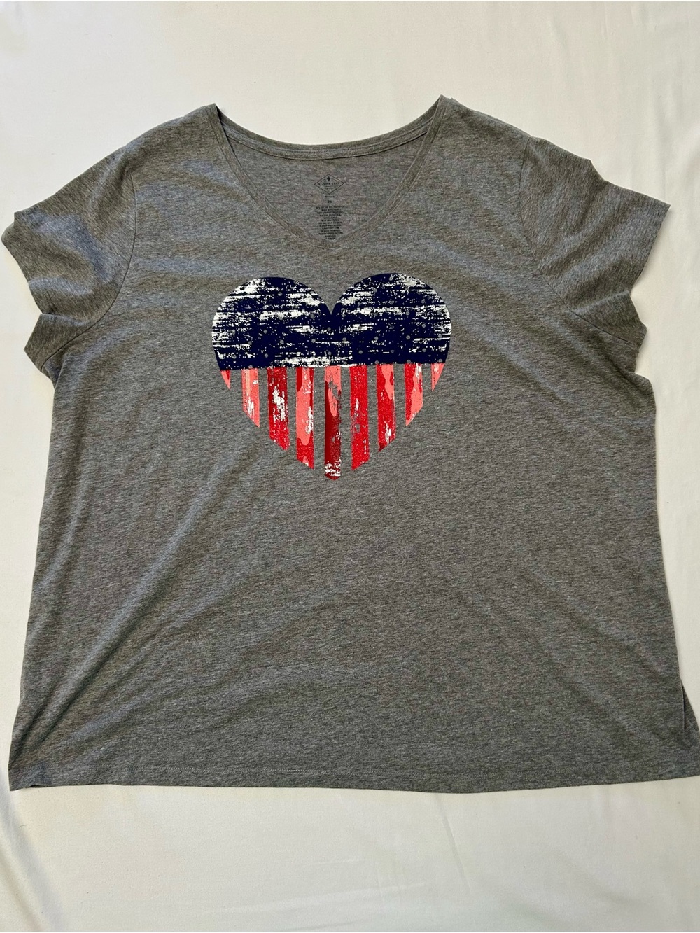 ST JOHN’S BAY PATRIOTIC HEART T-SHIRT, SIZE 2X, GRAY V-NECK T-SHIRT - Picture 2 of 6